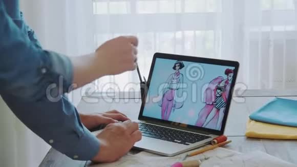 小型时装设计师团队在笔记本电脑上挑选草图视频的预览图