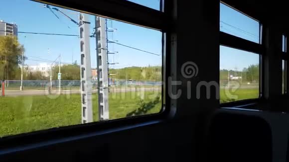 从火车窗口到俄罗斯郊区的景色视频的预览图