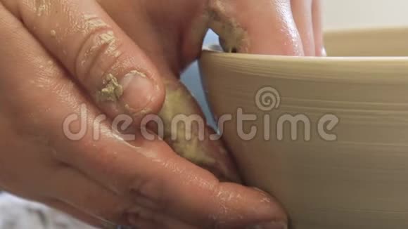 霍布陶工制作陶碗视频的预览图