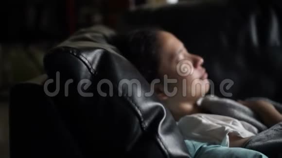一个亚洲女人生病了独自睡在沙发上带着毯子视频视频的预览图