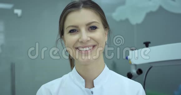 牙医女人把她的医疗面具戴在脸上笑得很开心4k视频的预览图