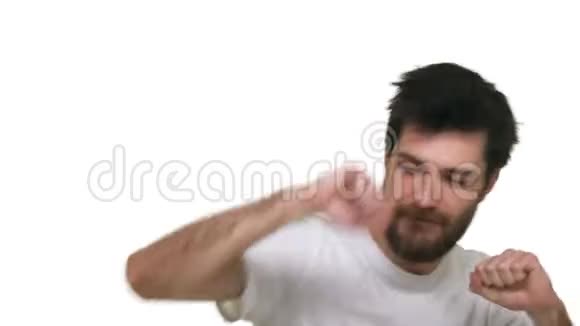 年轻放松宽松的男人唱歌跳舞乐队音乐挥动双手在白色背景下跳舞视频的预览图