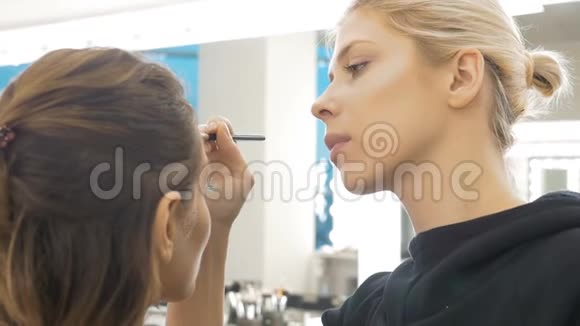 化妆师在模型上绘制身体艺术准备拍照特写视频的预览图