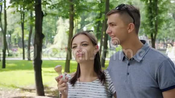 一对情侣在公园里吃冰淇淋视频的预览图