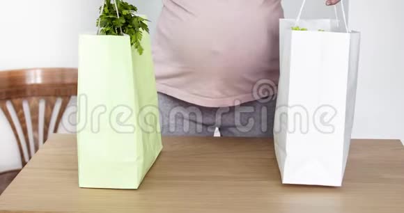 准女人从购物袋里拿出蔬菜视频的预览图