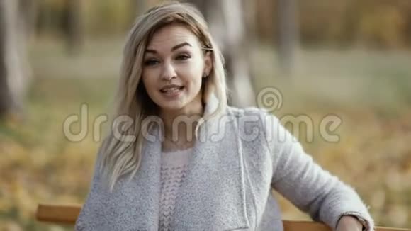公园里迷人的白人女人的肖像秋季背景视频的预览图
