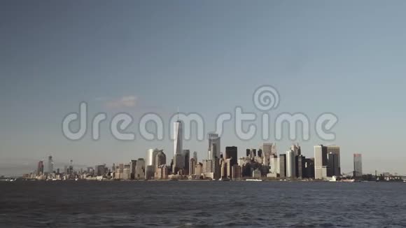 纽约市中心曼哈顿下城的金融摩天大楼下午晚些时候从南河拍摄视频的预览图