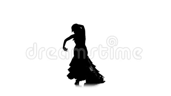 弗拉门戈女孩在手里跳舞手里跳舞白色背景剪影视频的预览图