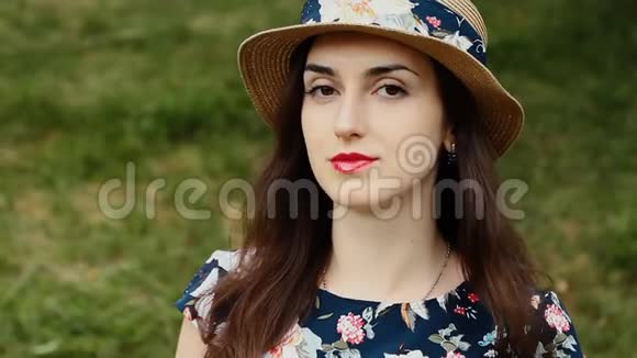 户外的夏帽惊人女孩的肖像与感性红唇看镜头和微笑视频的预览图