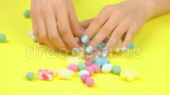 手工和彩色糖果视频的预览图