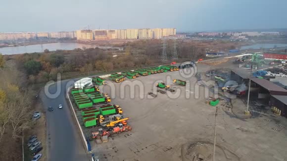 货运车辆在工厂仓库附近的停车场上排成一排货物运输视频的预览图