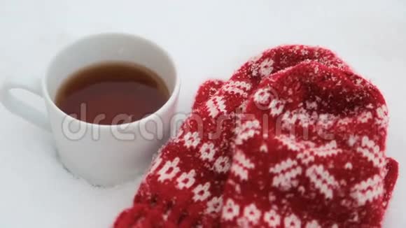 红色手套和一杯茶视频的预览图
