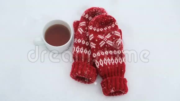 红色手套和一杯茶视频的预览图