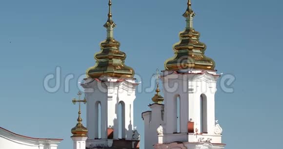 维捷布斯克白俄罗斯夏日阳光明媚的复活教堂变焦变焦视频的预览图