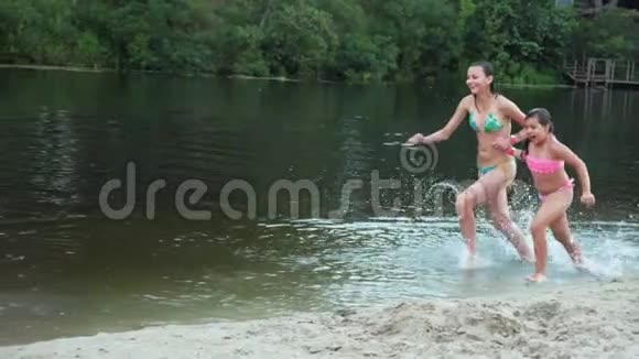 女朋友跑到河里泼水视频的预览图