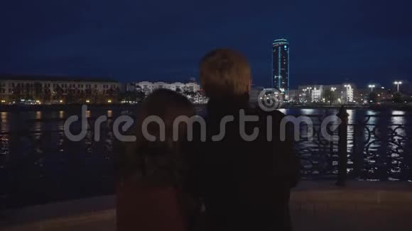 一对看旅游城市风景的夫妇夫妇享受城市码头景观后景快乐的时髦夫妇视频的预览图