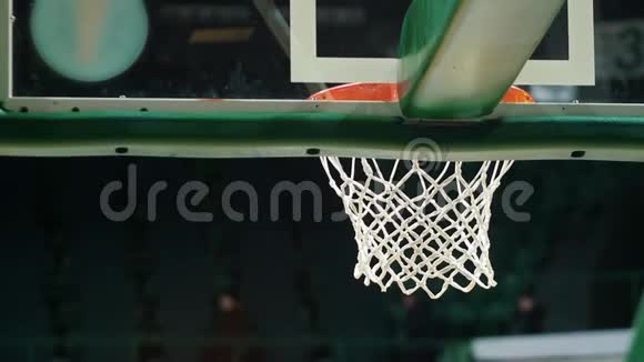 一场篮球比赛把一个球塞进篮球圈慢动作视频的预览图