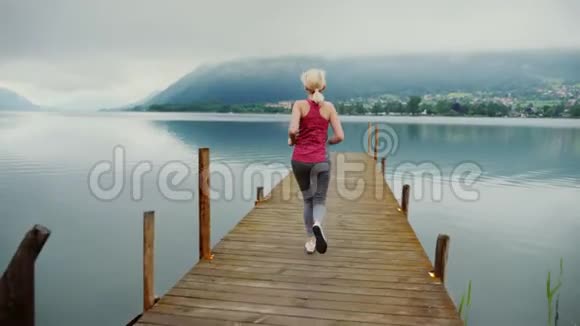 早在阿尔卑斯山近山湖一个女人在木墩上打了个盹视频的预览图