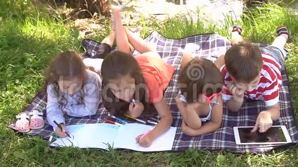 一群快乐的孩子在夏季公园户外玩耍慢动作视频的预览图