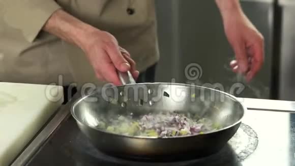 厨师用平底锅翻转食物视频的预览图