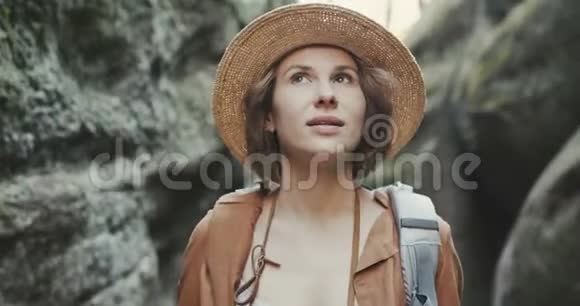 肖像女人用老式相机拍照旅行女孩春天美丽迷人的摄影视频的预览图