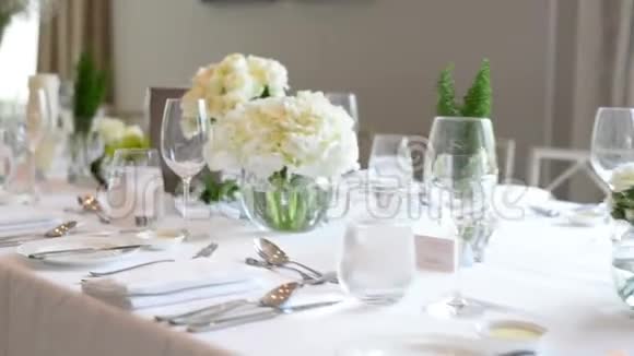 奢华婚礼的餐桌布置和餐桌上美丽的鲜花视频的预览图
