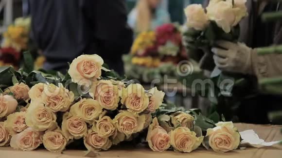 男人正在把玫瑰摆成一堆在斯特伦市场上视频的预览图
