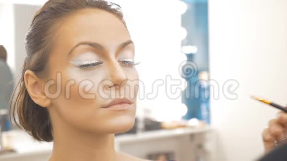 专业化妆师画特殊白色颜料模特睫毛视频的预览图