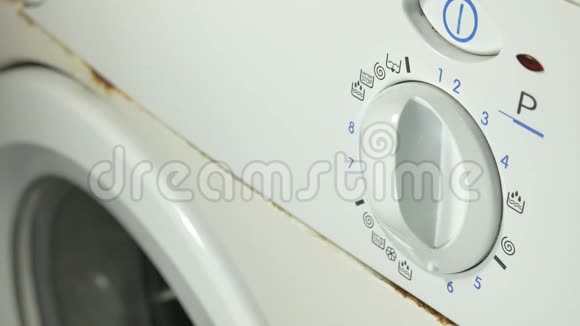 旧生锈的洗衣机洗衣机关闭设定程序视频的预览图