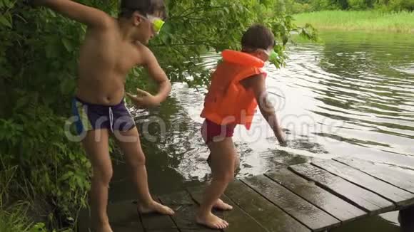 两个男孩从码头跳到河边视频的预览图