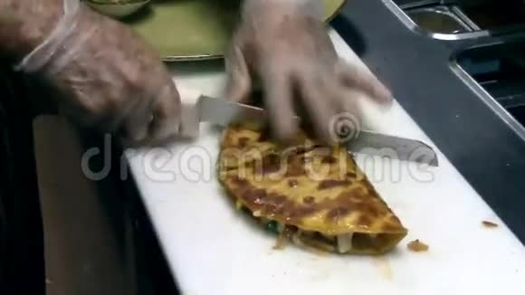 厨师在餐厅切虾玉米饼视频的预览图