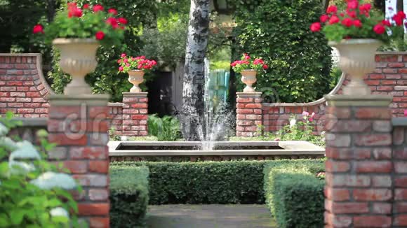 有喷泉的美丽花园视频的预览图