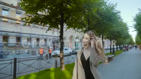年轻时尚的时髦女人走在小巷的街上城市和交通视频的预览图