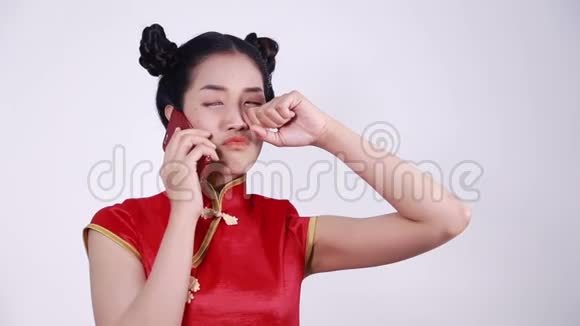 哭女穿旗袍用手机视频的预览图