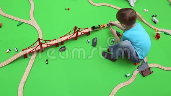 一个男孩在儿童教育操场上玩耍视频的预览图