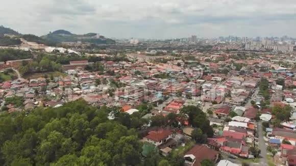 从城市远郊的吉隆坡全景马来西亚无人机空中镜头视频的预览图
