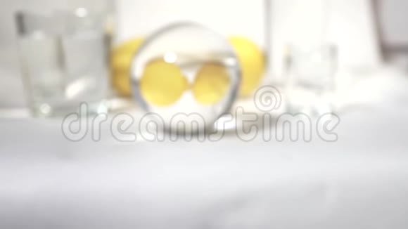 在玻璃球中反射两个白色背景上的黄色新鲜柠檬视频的预览图