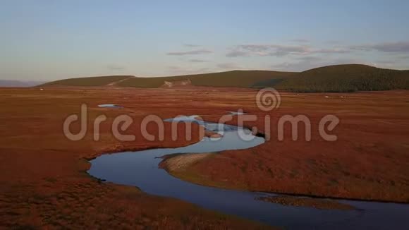 蒙古草原河流的鸟瞰图视频的预览图