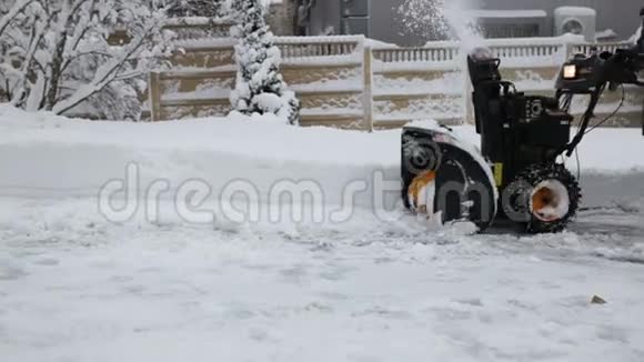 冬季清洁一个穿着工作服的无名男子冬天在一个住宅小区里铲雪很多视频的预览图