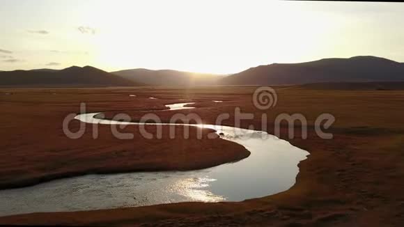 蒙古草原河流的鸟瞰图视频的预览图
