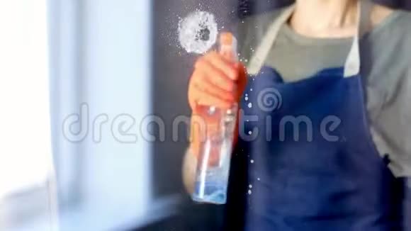 女士用专用清洁剂清洁窗户视频的预览图