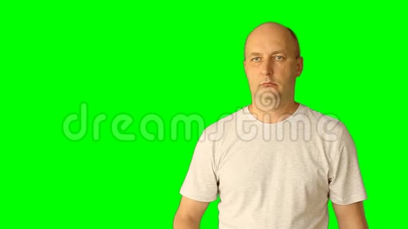 模板透明背景男人在绿色屏幕上显示手势有头有手有手指的手势视频的预览图
