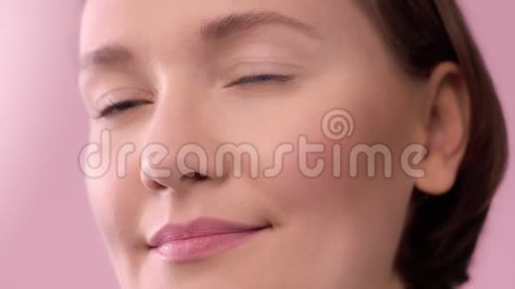 粉色背景下的女人微笑视频的预览图