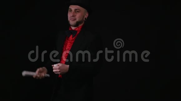 魔术师用纸和扇子表演魔术视频的预览图