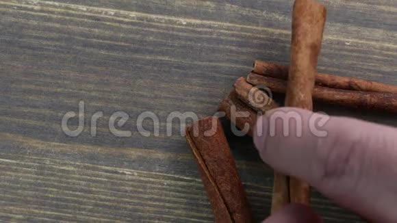 肉桂粘在木制背景上视频的预览图