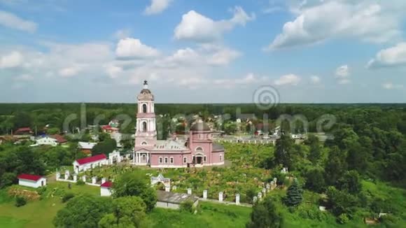 俄罗斯寺庙附近墓地的鸟瞰图视频的预览图