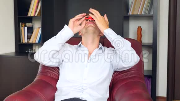 红手旋转或坐立不安的旋转旋转在人手上穿西装的男人在办公室里旋转一个烦躁的旋转者视频的预览图