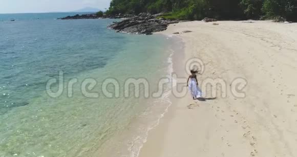空中一个穿着白色连衣裙的女孩在海边奔跑视频的预览图
