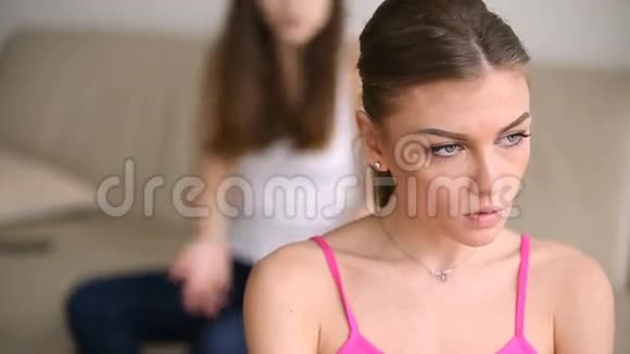 两个年轻女孩吵架青少年朋友有冲突友谊有问题视频的预览图