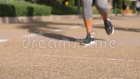 跑步女孩在公园里跑步4K慢动作关闭泰国曼谷视频的预览图